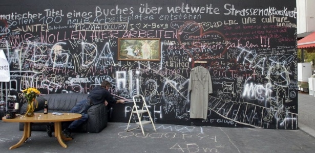 Muro criado pelo artista Nada Prlja em Berlim (9/5/2012) - REUTERS/Tobias Schwarz