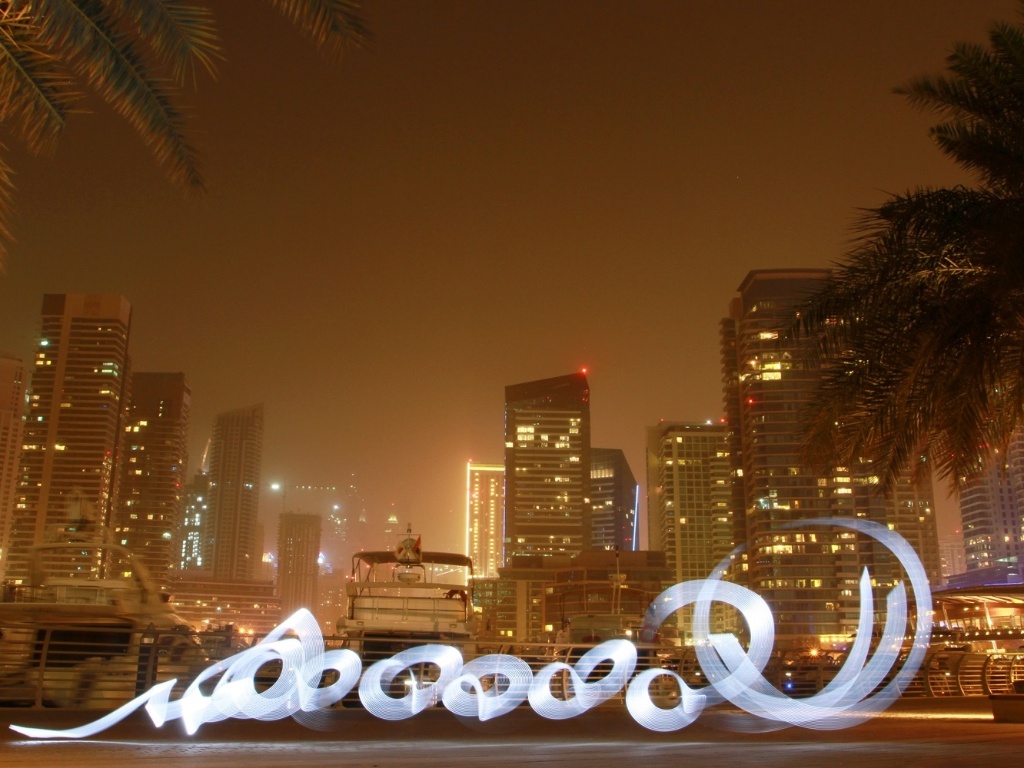 Peter Medicott diz que a composição das imagens é simples: ''Você só precisa de uma câmera digital, uma longa exposição, de cerca de 30 segundos, e luz''. - Peter Medlicott