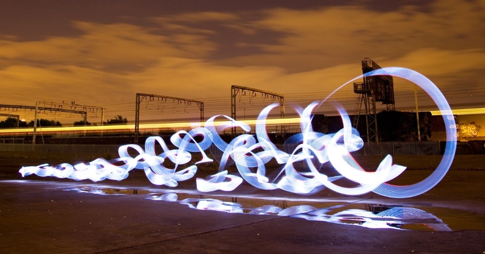 Peter Medicott diz que a composição das imagens é simples: ''Você só precisa de uma câmera digital, uma longa exposição, de cerca de 30 segundos, e luz''. - Peter Medlicott