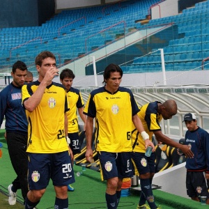 Ronaldo Angelim (camisa 6) toma água durante jogo treino; ele foi autor de um dos gols do Barueri - Rodrigo Alves
