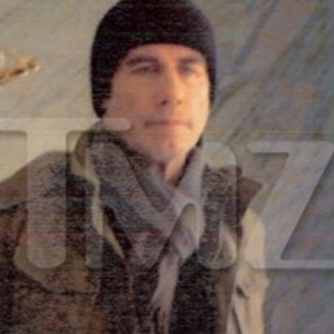 TMZ divulga foto que diz que John Travolta estava em Nova York no dia 16 de janeiro (9/5/12)