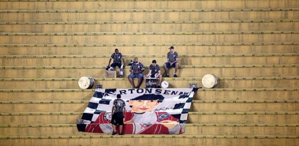 Torcedores do Corinthians exibem bandeira em homenagem a Ayrton Senna  - Leonardo Soares/UOL