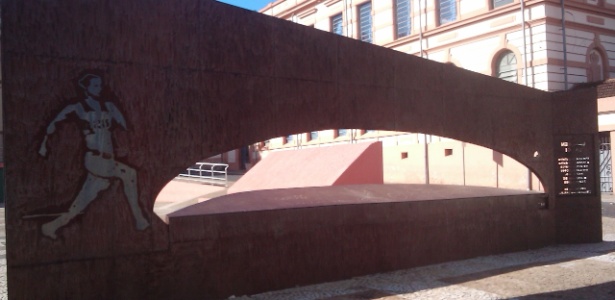 Vista geral do monumento feito para Maurren Maggi em São Carlos, que está enferrujado e sofrendo críticas