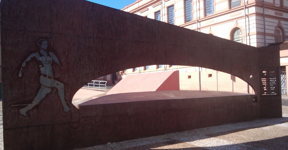 Vista geral do monumento feito para Maurren Maggi em São Carlos, que projeta no chão a distância saltada por ela em Pequim