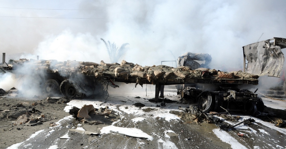 10.mai.2012 - Imagem divulgada pela Agência Sana mostra fumaça próxima a veículo que ficaram destruídos após duas explosões ocorreram em Damasco, na Síria. Mais de 50 pessoas morreram e mais de 300 ficaram feridas