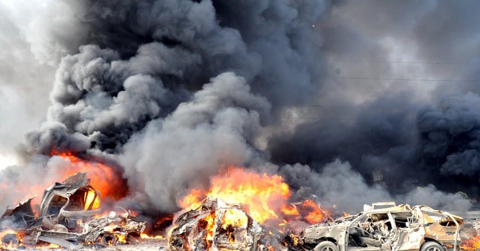 10.mai.2012 - Imagem divulgada pela Agência Sana mostra fumaça saindo de carros em chamas onde ocorreram duas explosões em Damasco, na Síria