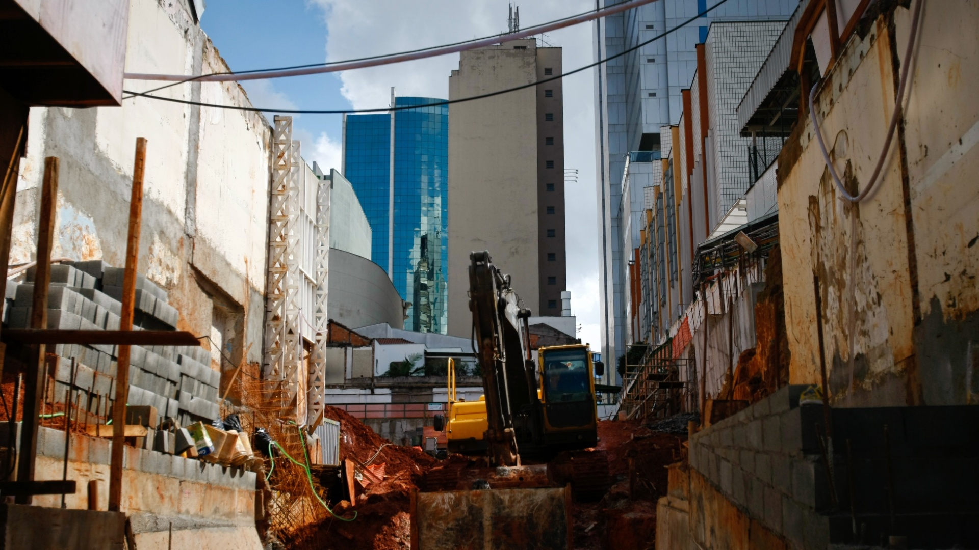 10.mai.2012 - Terreno do hospital Oswaldo Cruz, no bairro do Paraíso, em São Paulo, estava em obras para ampliação, mas a construtora Racional foi flagrada usando trabalho escravo - Apu Gomes/Folha Imagem