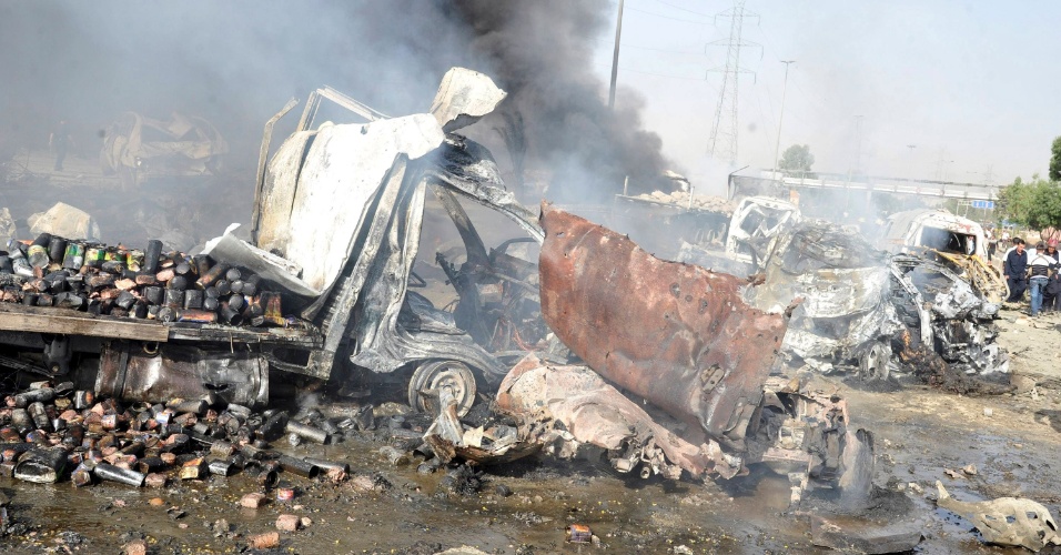 10.mai.2012 - Veículo fica em chamas após duas explosões classificadas pela imprensa local como "terroristas" em Damasco, capital da Síria