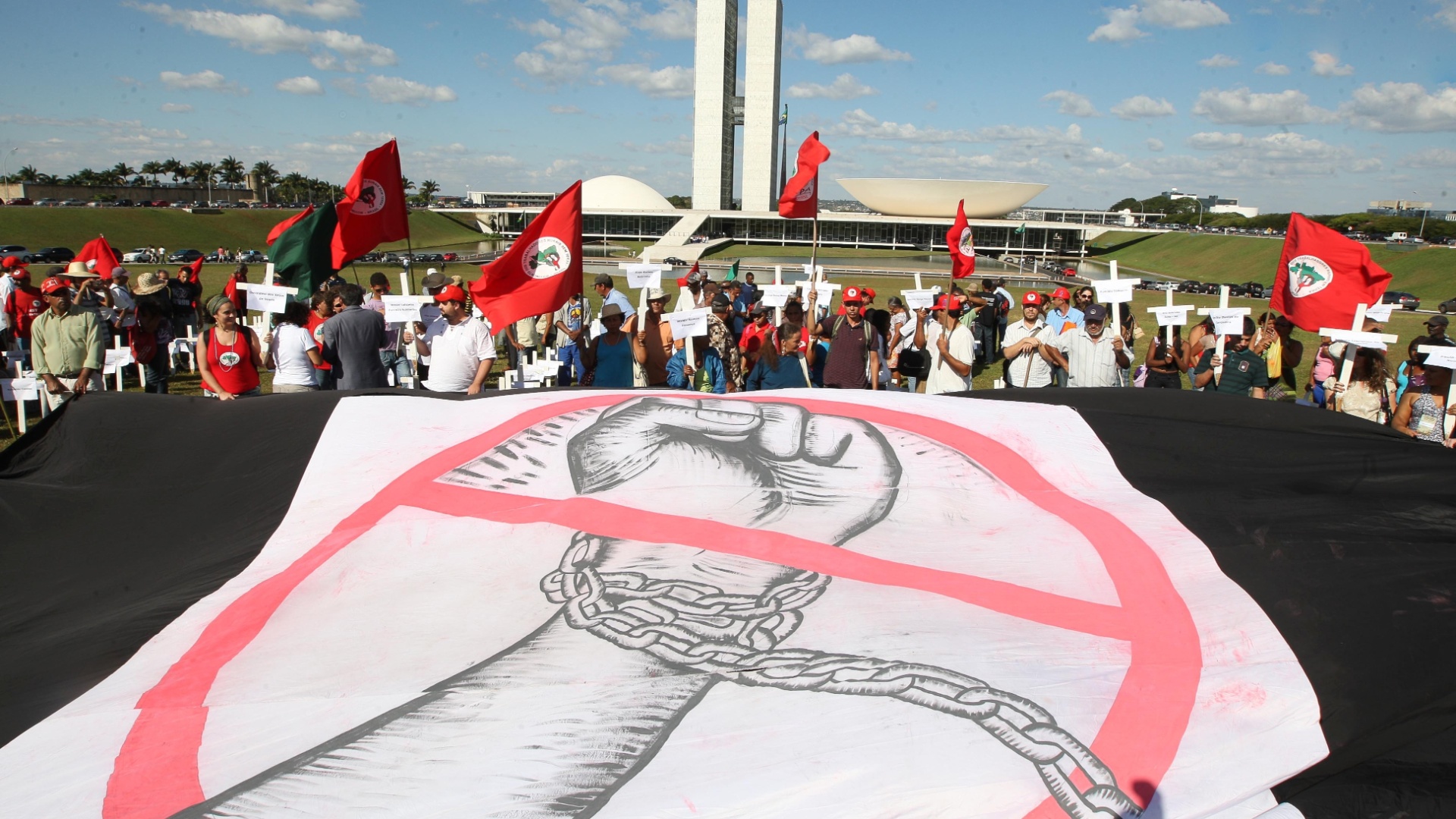 27.mai.2010 - Manifestantes ligados ao MST (Movimento do Sem Terra) realizam protesto contra o trabalho escravo colocando cruzes em frente ao Congresso Nacional, em Brasília - Alan Marques/Folhapress