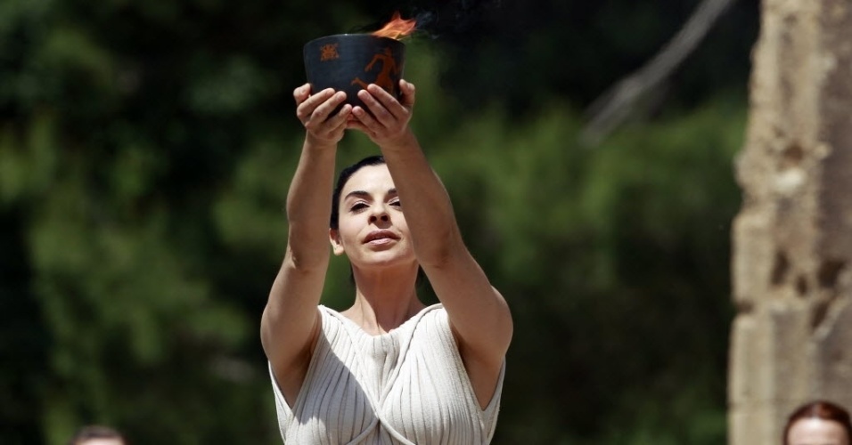 A Grande Sacerdotisa Ino Menegaki foi a encarregada de acender a tocha na cerimônia realizada nesta quinta-feira em Olímpia, na Grécia