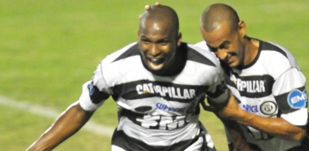 Adilson (à esq.) marcou 6 gols pelo XV no Paulistão; Corinthians não confirma interesse - Claudinho Coradini