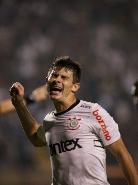 Alex comemora o terceiro gol do Corinthians na vitória por 3 a 0 sobre o Emelec, que deu a vaga ao time paulista nas quartas da Libertadores - Ricardo Nogueira/Folhapress