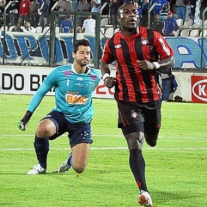 Atacante Guerrón corre para comemorar, após marcar gol contra Cruzeiro, pela Copa do Brasil - Divulgação/Atlético-PR