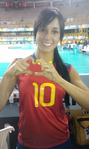 Catalina Charry, jogadora da Colômbia, posa para foto fazendo o coraçãozinho que recebeu dos torcedores