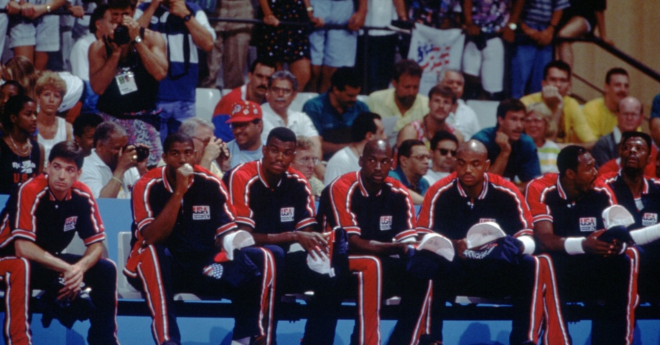 Da esquerda para a direita, Stockton, Magic Johnson, David Robinson, Michael Jordan, Charles Barkley, Karl Malone e Patrick Ewing