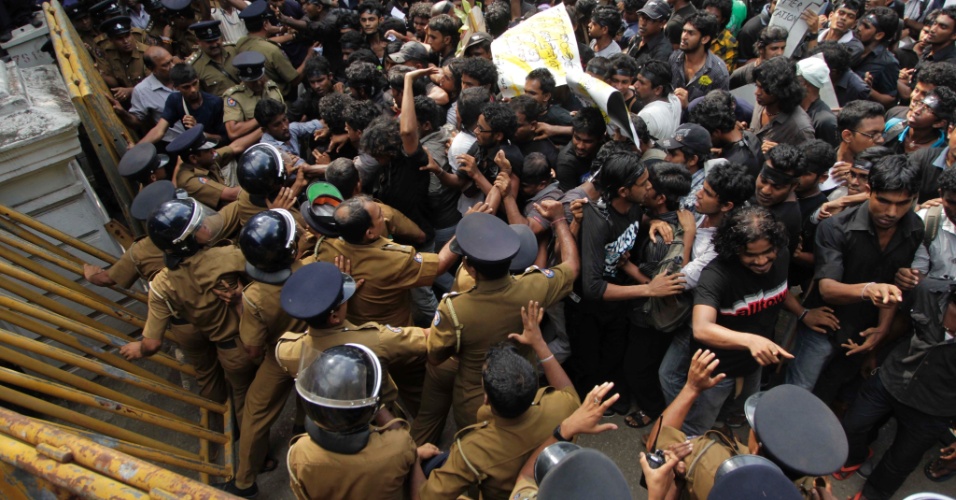 Estudantes do Sri Lanka que tentavam entrar no prédio do Ministério da Educação do país entram em confronto com a polícia. Os manifestantes protestam contra a nova política educacional do governo, pois temem que ela possa acabar com a educação gratuita no país 