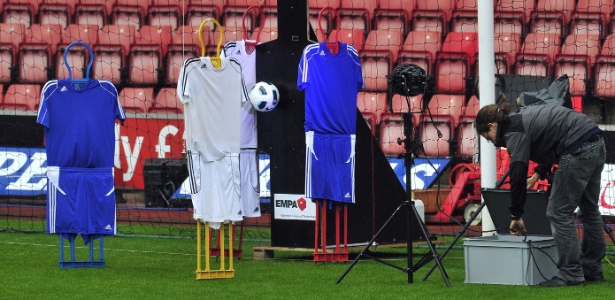 Sistema será utilizado em partida de futebol amador da Inglaterra - AFP PHOTO/GLYN KIRK