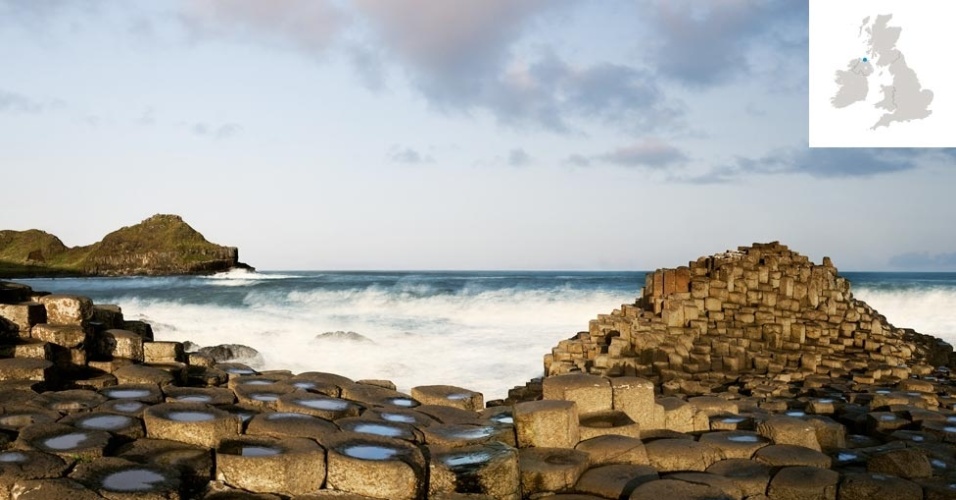 Giant's Causeway, na Irlanda do Norte, se tornou em 1986 o primeiro Patrimônio Mundial da Unesco da província britânica. Ela abriga 40 mil colunas de basalto à caminho do mar. A pessoa carregando a tocha estará no topo de uma destas colunas 