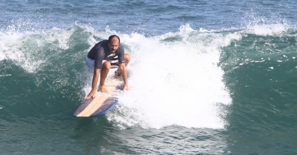 Humberto Martins surfa na praia da Macumba, zona oeste do Rio (10/5/12)