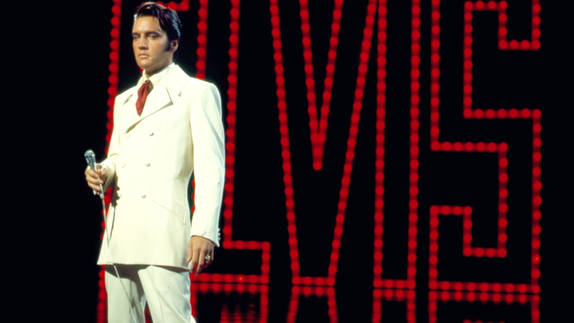 A foto contém um dos itens da exposição "The Elvis Experience", que chega ao Brasil em setembro de 2012: um telefone folheado a ouro que ficava no quarto do cantor. (10/5/2012) - Divulgação