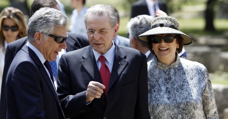 Jacques Rogge, presidente do COI (Comitê Olímpico Internacional) (centro), ao lado da sua mulher Anne, acompanhou a cerimônia que acendeu a chama olímpica