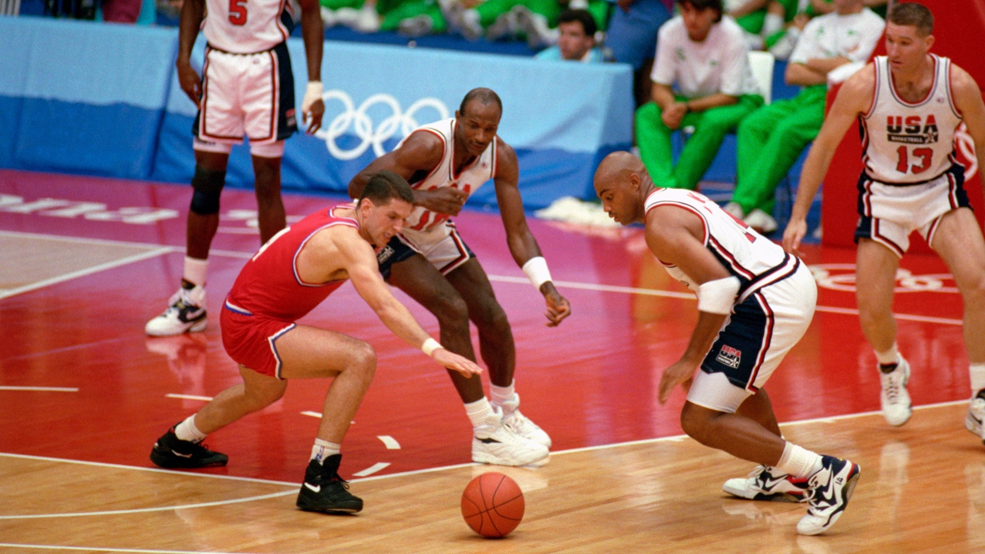 Jogadores dos Estados Unidos tentam roubar a bola na final dos Jogos de 92 contra a Croácia