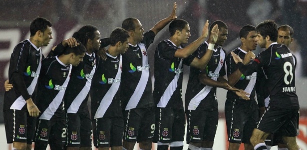Juninho cumprimenta os companheiros após converter pênalti: elogios ao Corinthians - Marcelo Sadio/ site oficial do Vasco