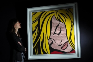 Mulher observa quadro "Sleeping Girl" de Roy Lichtenstein na Sotheby"s, em Londres (9/5/12) - AFP/ Carl Court