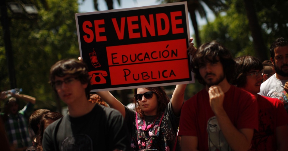 Os estudantes espanhóis saíram às ruas nesta quinta-feira (10) para protestar contra os cortes na educação, no primeiro de vários dias de protestos programados contra as políticas de austeridade em todo o país