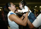 Mamães olímpicas pegam no batente na festa, mas dão "jeitinho" para verem as filhas - Folha Imagem