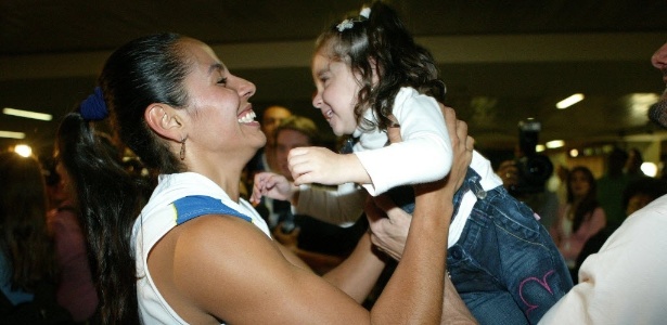 Paula Pequeno reenconta filha Mel após competição pela seleção