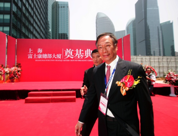  Terry Gou, presidente da Foxconn, participa de cerimônia de início da construção de sede da empresa em Shangai, na China. Com esta unidade, a companhia -- considerada uma das maiores fábricas de eletrônicos de consumo -- esperar vender mais aparelhos no mercado  - AP