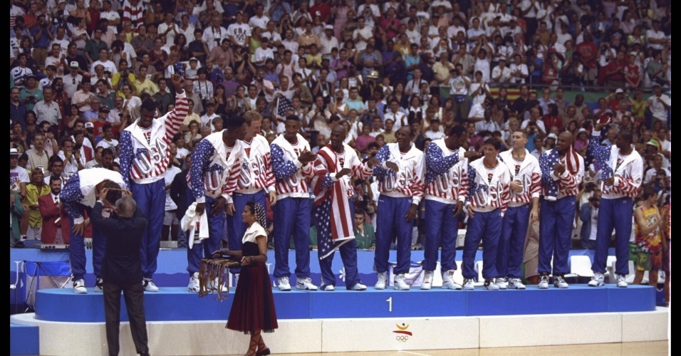 Time americano perfilado para receber a medalha de ouro nos Jogos de 92