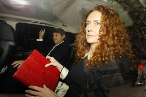 A ex-diretora da News International, Rebekah Brooks, chega a tribunal para depor em Londres, na Inglaterra, em 11 de maio deste ano