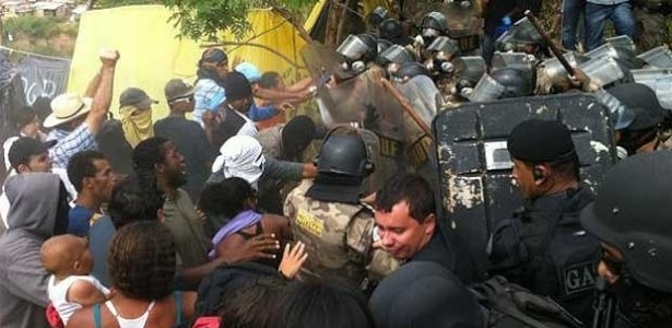 A Polícia Militar mineira cumpriu nesta sexta-feira (11) um mandado de reintegração de posse de um terreno de 35 mil metros quadrados invadido por famílias na região do Barreiro, em Belo Horizonte - Reprodução/Twitter