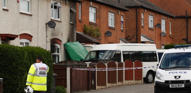 Bombeiros em frente a casa em Derby, ao norte da Inglaterra, onde cinco crianças morreram após um incêndio; uma mulher de 30 anos foi presa como suspeita