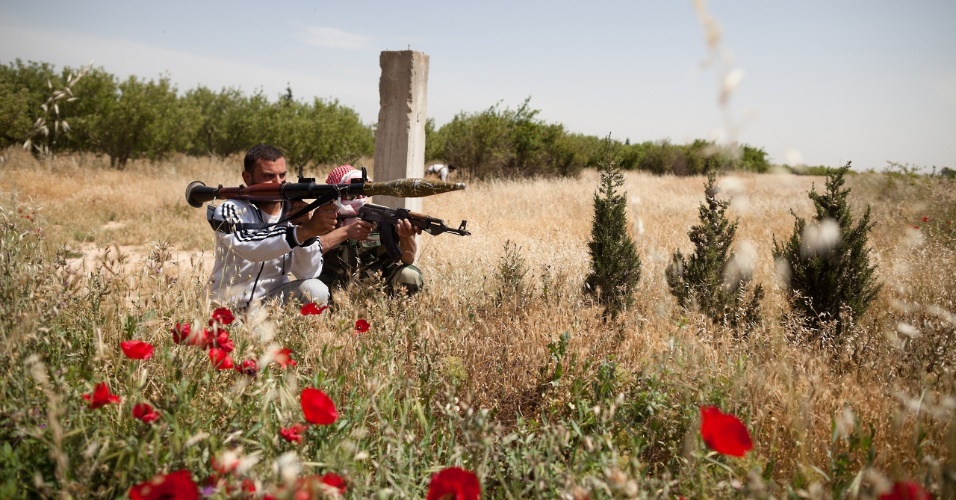 11.mai.2012 - Integrantes do Exército Livre Sírio participam de sessão de treinamento em Qusayr, a 15 km de Homs