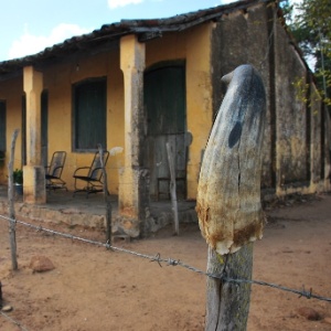 Casa fica fechada em Pão de Açúcar (AL), após moradores abandonarem zona rural por água - Beto Macário/UOL