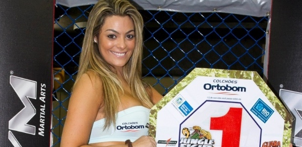 A ex-BBB Monique Amin se arrisca de ring girl no Jungle Fight 39