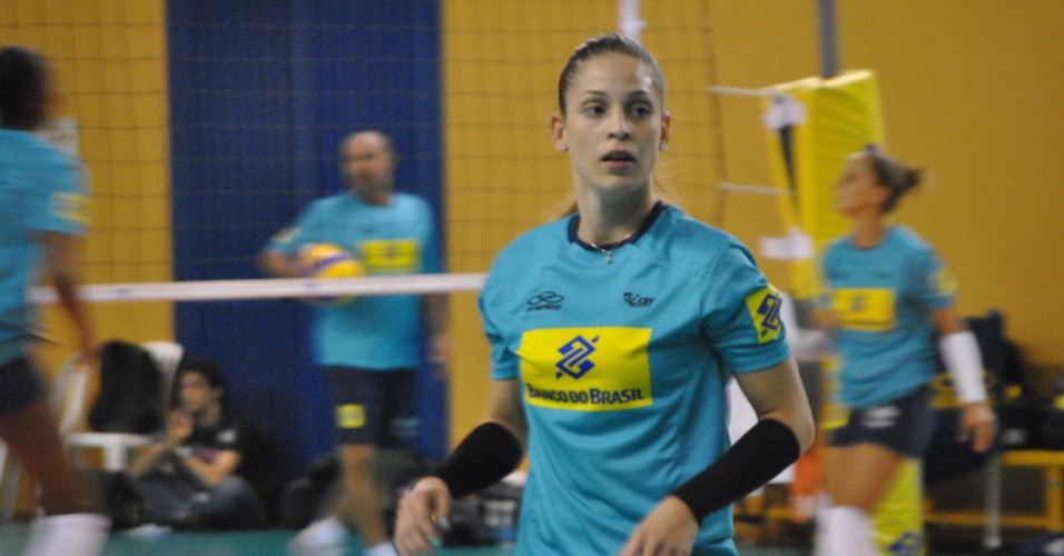 Camila Brait, líbero da seleção brasileira de vôlei, durante um treino em São Carlos