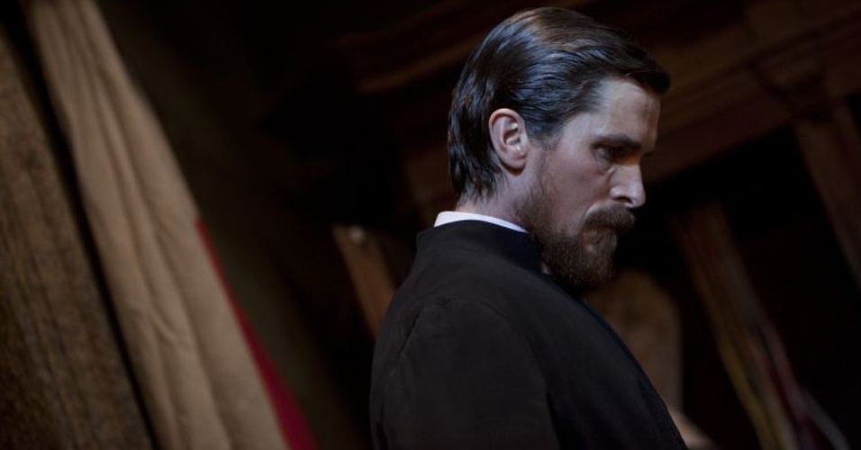 Christian Bale em cena de "Flores do Oriente" , de Zhang Yimou - Divulgação