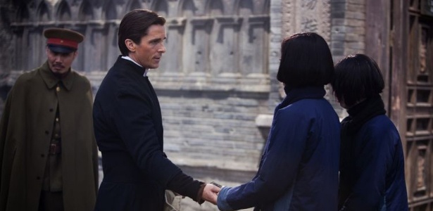 Christian Bale em cena de "Flores do Oriente" , de Zhang Yimou - Divulgação
