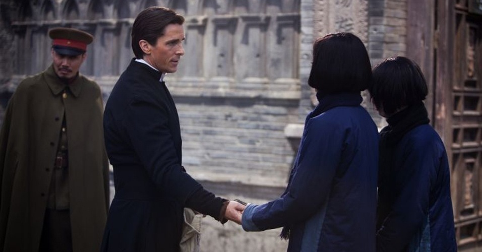 Christian Bale em cena de "Flores do Oriente" , de Zhang Yimou - Divulgação
