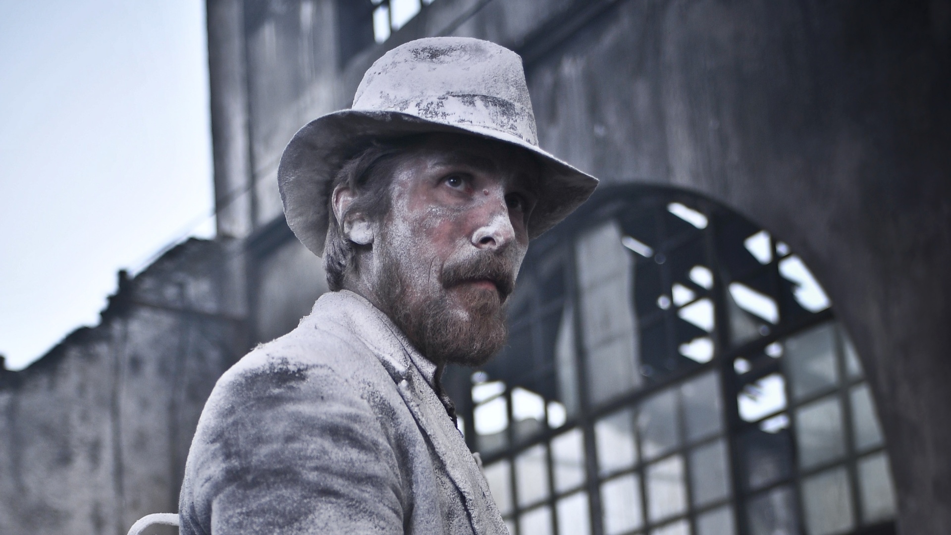 Christian Bale em cena de "Flores do Oriente" , de Zhang Yimou - Divulgação