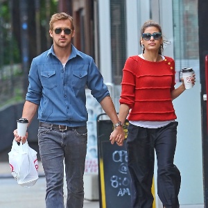 De mãos dadas, Eva Mendes e Ryan Gosling tomam café juntos e passeiam pelas ruas de Nova York (10/5/12)