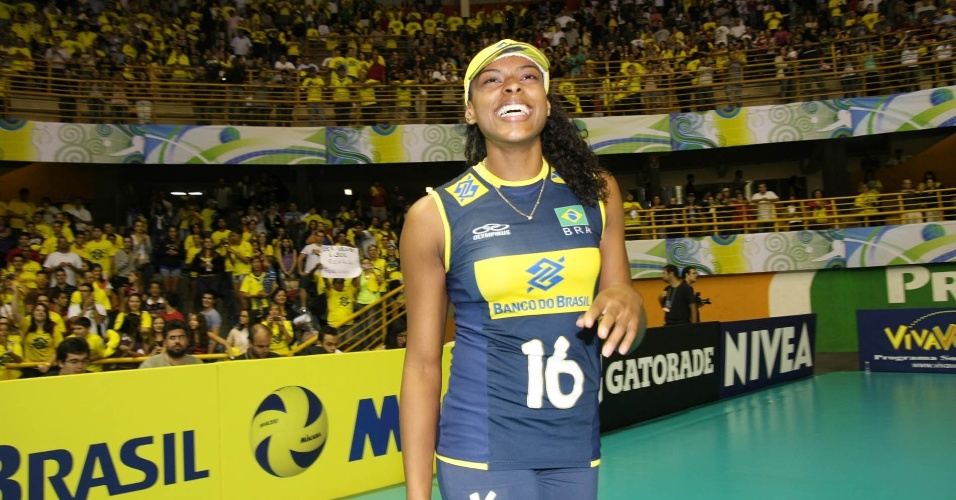 Fernanda Garay, atacante da seleção brasileira de vôlei, recebe os parabéns da torcida no Pré-Olímpico de São Carlos