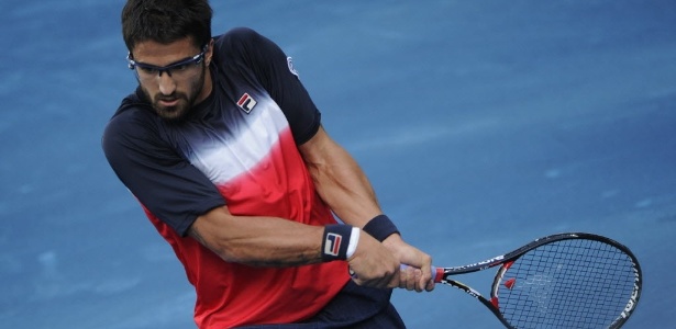 Janko Tipsarevic rebate bola durante confronto contra Djokovic em Madri - PEDRO ARMESTRE/AFP