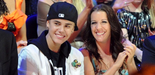Justin Bieber e sua mãe, Pattie Mallette, no CMT Music Awards 2011, em Nashville (8/6/11) - Jason Merritt/Getty Images