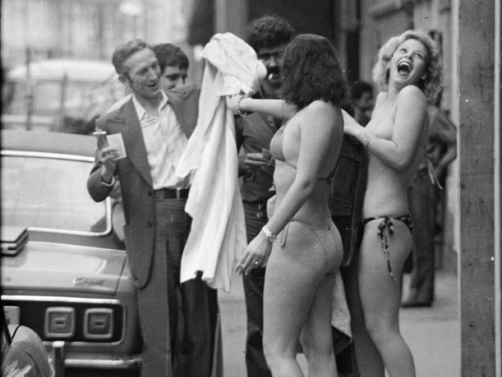 Mulheres na região da Boca do Lixo são fotografadas por Ozualdo Candeias. A imagem faz parte da mostra "Ozualdo Candeias - Rua do Triumpho", em cartaz no Museu da Imagem e do Som - Ozualdo Candeias/Divulgação