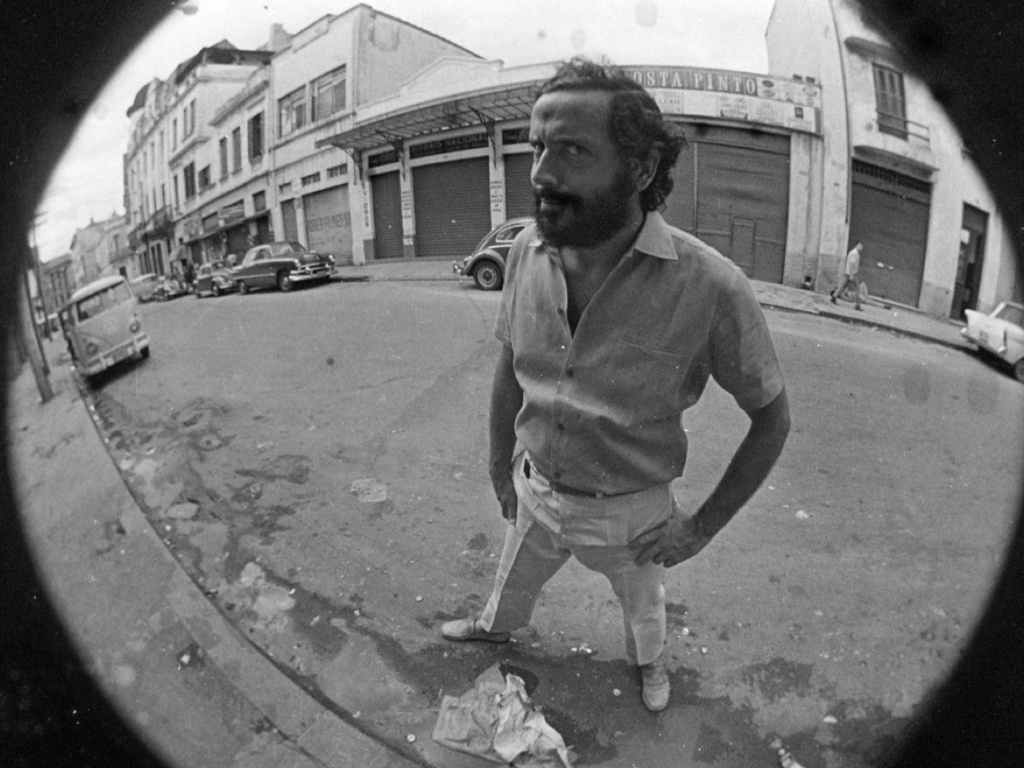 O ator, diretor, roteirista e produtor Luis Sergio Person foi fotografado por Ozualdo Candeias na região da Boca do Lixo, em São Paulo. A imagem faz parte da mostra "Ozualdo Candeias - Rua do Triumpho", em cartaz no Museu da Imagem e do Som - Ozualdo Candeias/Divulgação